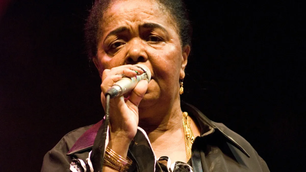 Cesária Évora lança Reina da Morna com dez inéditas em 16 de outubro